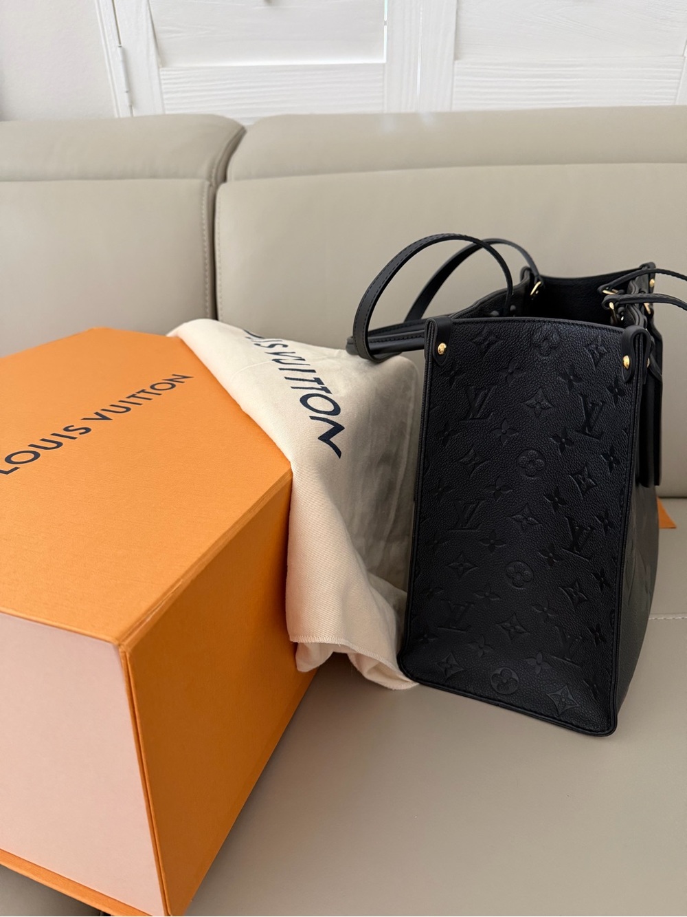 Louis Vuitton Black Monogram tote Bag On The Go MM (medium size) - Picture 5 of 10